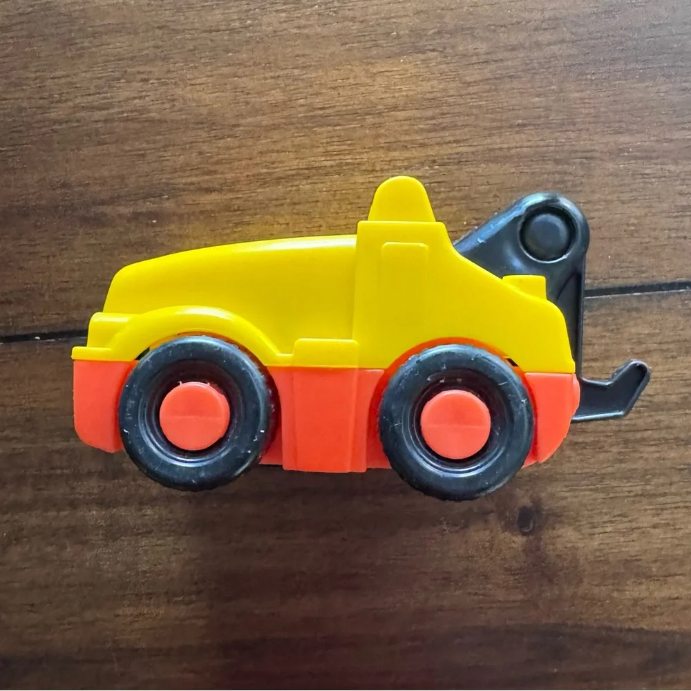 Vintage 2006 Fisher‎ Price Little People Yellow Vehicle Tow Truck Sounds Hitch